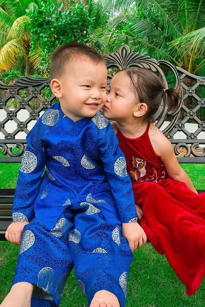2 bé Leon - Lisa tiếp tục gây chú ý bởi vẻ ngoài đáng yêu.