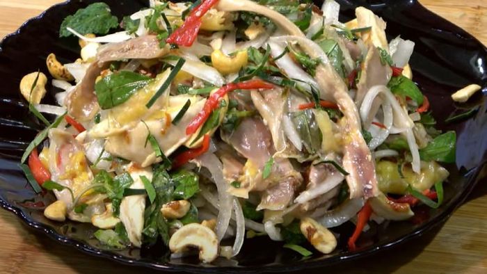 Gỏi gà hành tây ngon miệng (Ảnh: bachhoaxanh.com)