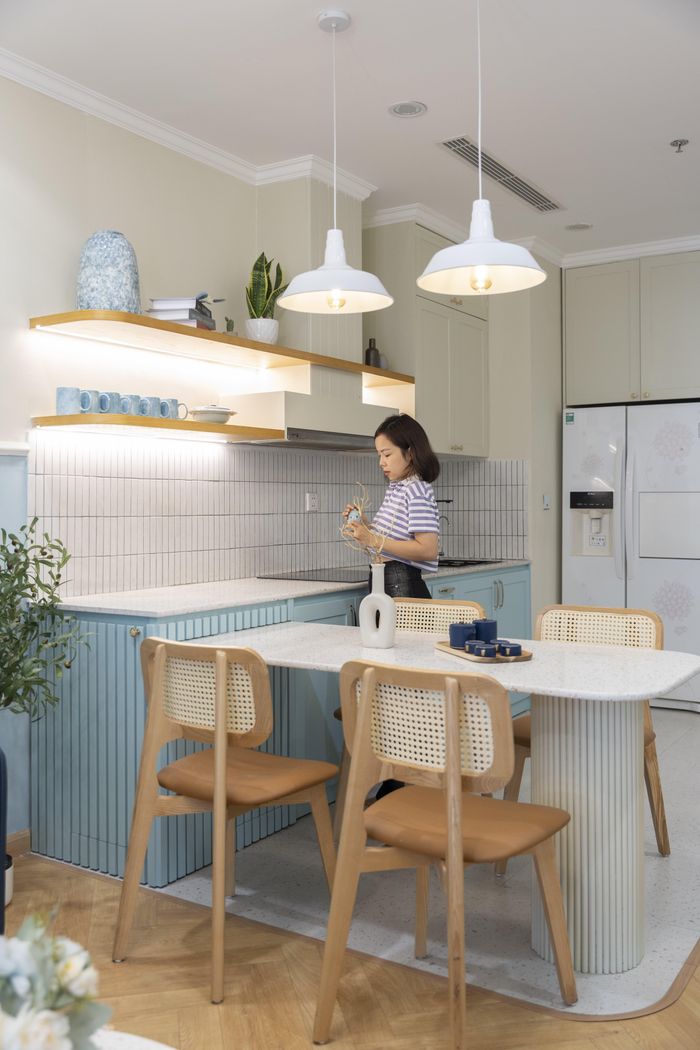 Căn bếp gọn gàng có quầy bar kết hợp bàn đảo.