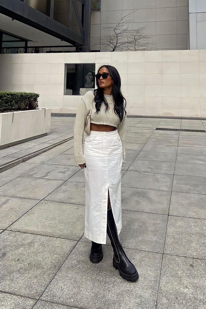 "Vanila girl" nhưng lại mang phong cách cá tính với denim midi cùng croptop. Ảnh minh họa: @divrav.
