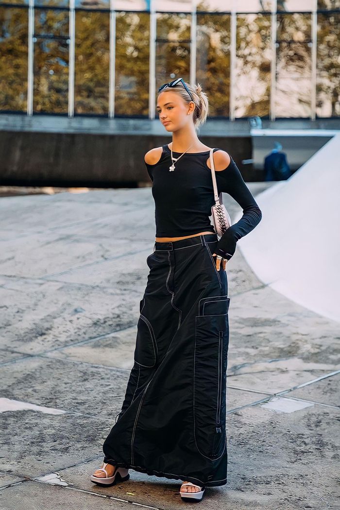 Cô nàng lựa chọn phong cách all black song vẫn thời thượng và sành điệu. Ảnh minh họa: Vogue.