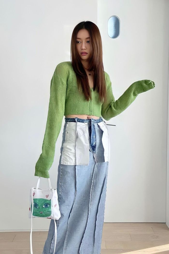 Một chiếc croptop xanh nổi bật cùng midi skirt có sọc lạ mắt giúp bạn hack dáng. Ảnh minh họa: Maddison.