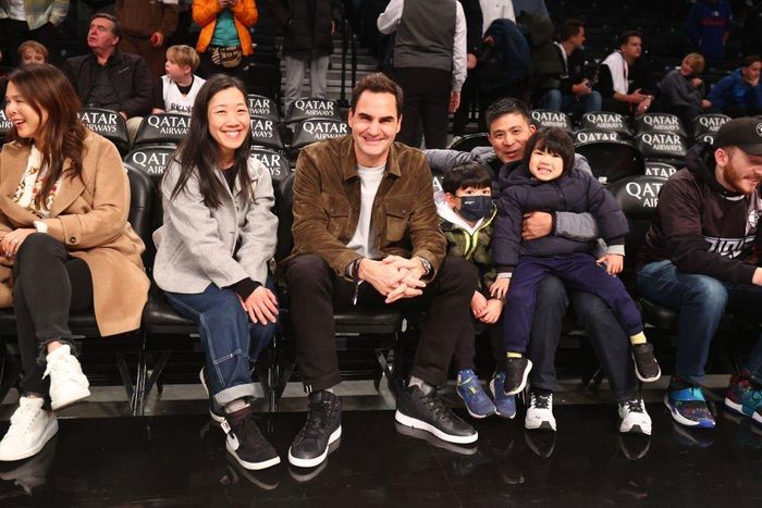  Khoảnh khắc Federer thảnh thơi có mặt ở Barclays Center để theo dõi trận bóng rổ NBA giữa Brooklyn Nets và Boston Celtics 