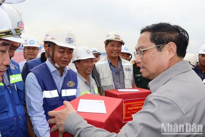 Thủ tướng Phạm Minh Chính động viên người lao động thi công Dự án đầu tư xây dựng sân bay Long Thành.