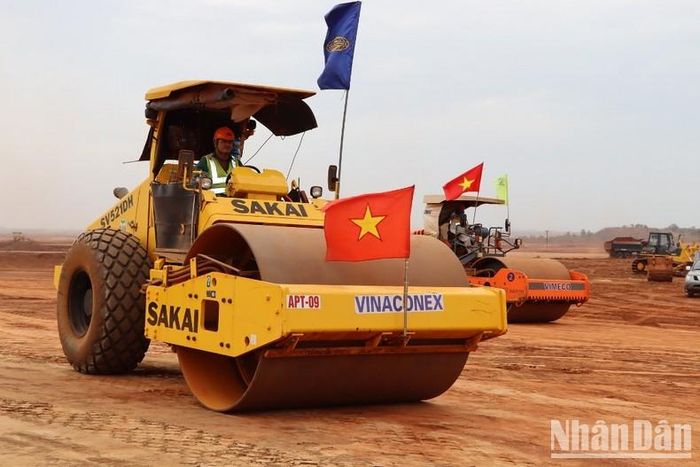 Công nhân thi công trên đại công trường dự án đầu tư xây dựng sân bay Long Thành.