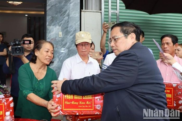 Thủ tướng Phạm Minh Chính tặng quà cho người dân khu tái định cư Lộc An - Bình Sơn.