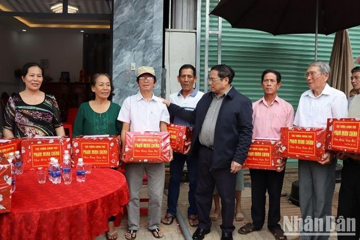Thủ tướng Phạm Minh Chính tặng quà cho người dân khu tái định cư Lộc An - Bình Sơn.
