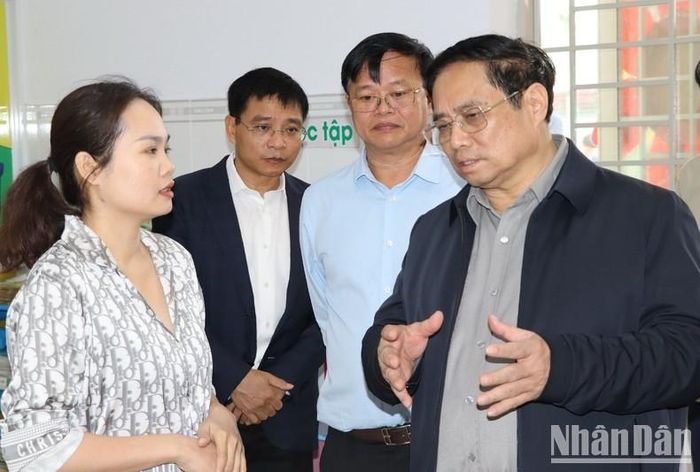 Thủ tướng Phạm Minh Chính thăm trường mầm non trong khu tái định cư Lộc An - Bình Sơn.