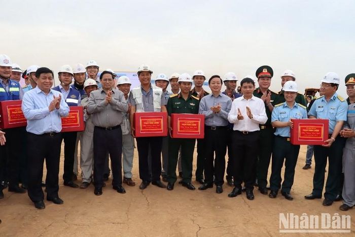 Thủ tướng Phạm Minh Chính tặng quà, chúc Tết công nhân trên công trường Dự án đầu tư xây dựng sân bay Long Thành.