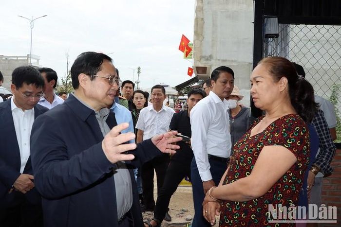 Thủ tướng Phạm Minh Chính thăm người dân sống ở khu tái định cư Lộc An - Bình Sơn.