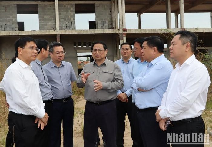 Thủ tướng Phạm Minh Chính kiểm tra công trình trường học thi công dang dở trong khu tái định cư Lộc An - Bình Sơn.