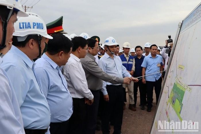 Lãnh đạo Tổng công ty Cảng hàng không Việt Nam báo cáo tiến độ thi công dự án đầu tư xây dựng sân bay Long Thành với Thủ tướng Phạm Minh Chính và Đoàn công tác.