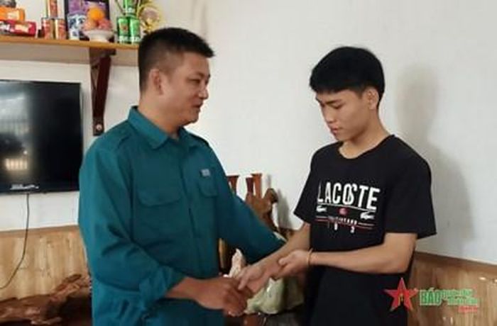 Cán bộ Ban CHQS xã Hòa Phú (Buôn Ma Thuột, Đắk Lắk) động viên đảng viên trẻ Nguyễn Duy Tuấn Tài trước ngày lên đường nhập ngũ.