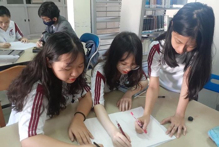 Học sinh Trường THPT Trần Đại Nghĩa làm việc nhóm trong giờ học.
