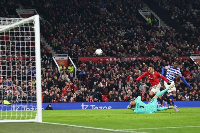 Casemiro mở tỷ số đầu hiệp hai sau đường chọc khe thông minh của Antony