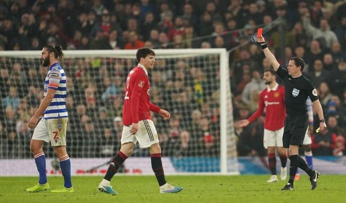 Andy Carroll bị truất quyền thi đấu