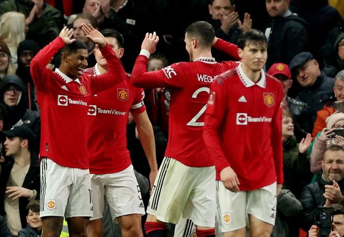 Rashford đưa được bóng vào lưới đội khách nhưng bàn thắng không được công nhận vì việt vị