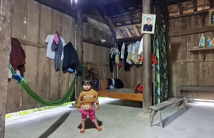 Không đứa trẻ nào được bú mẹ mà đều do một tay bà ngoại nuôi nấng. (Ảnh: Hải Sâm)