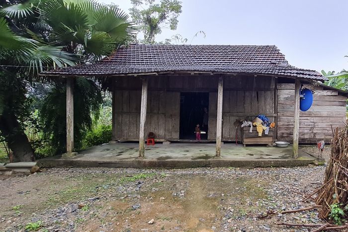 Sau 20 năm sinh sống, căn nhà đã dột nát, xuống cấp nghiêm trọng. (Ảnh: Hải Sâm)