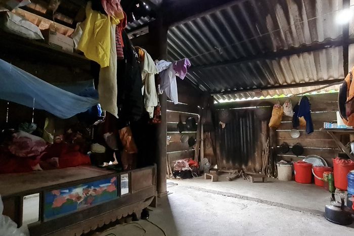 Gió lùa lạnh cóng, mưa dột ướt tứ bề là tình cảnh gia đình chị Thu thường xuyên đối mặt. (Ảnh: Hải Sâm)