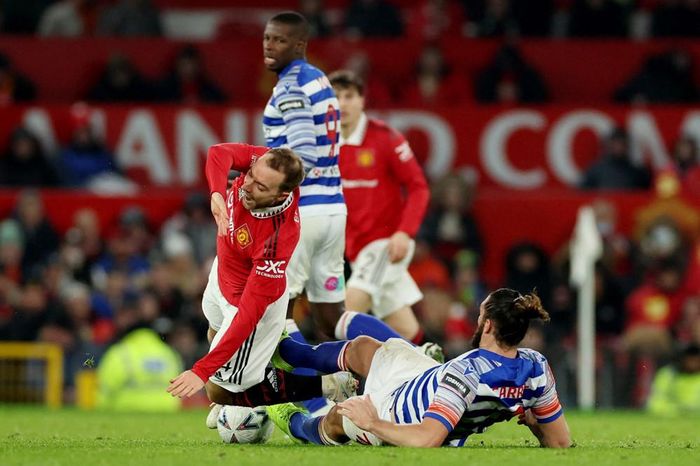 Eriksen dính chấn thương sau pha vào bóng của Carroll