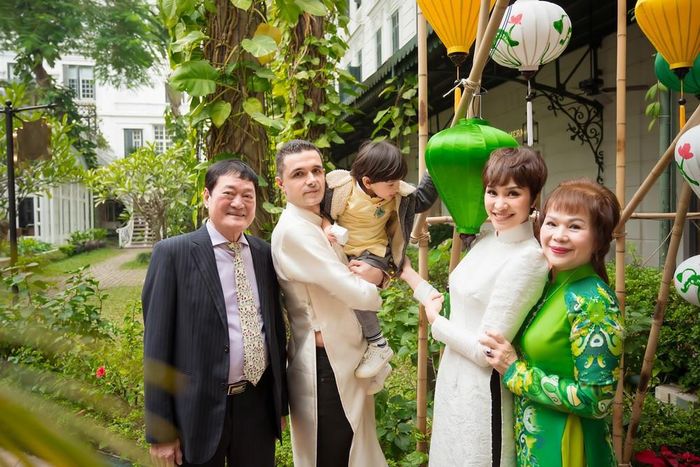 Chia sẻ với VietNamNet, Phương Mai cho biết, gia đình cô ăn Tết theo kiểu truyền thống. Cả nhà cùng quây quần vào đêm giao thừa đi xem bắn pháo hoa, đi lễ chùa. Sau đó, họ dành thời gian thăm họ hàng, người thân và bạn bè.