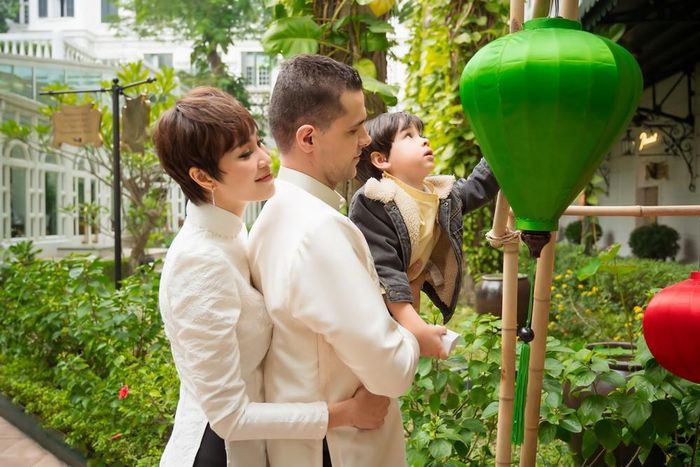 Phương Mai luôn dạy con trai những phong tục văn hóa của Tết truyền thống Việt Nam. Mỗi dịp Tết đến, cả gia đình cô thường diện áo dài để tạo không khí vui tươi.
