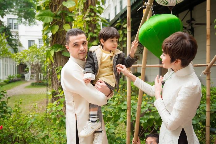"Bé Khủng Long (con trai Phương Mai - PV) năm nay đã hiểu Tết và rất thích nói 'chúc mừng năm mới' với mọi người. Đặc biệt, cu cậu đã có ý thức về tiền mừng tuổi và rất thích đưa phong bao lì xì đỏ cho các cô các bác", MC Phương Mai chia sẻ.