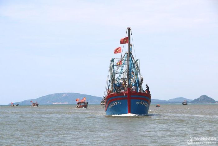 Tàu cá ngư dân Quỳnh Lập xuất bến đi đánh bắt xa bờ sau khi làm đầy đủ thủ tục. Ảnh: Nguyễn Hải