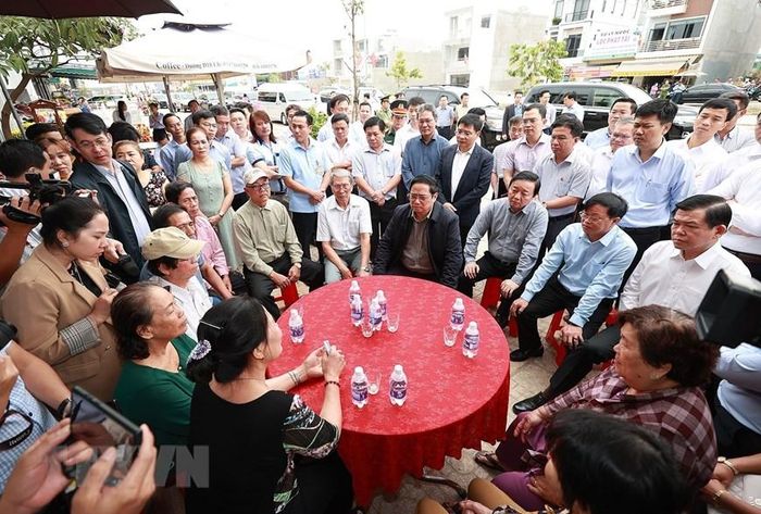  Thủ tướng Phạm Minh Chính thăm người dân khu tái định cư. (Ảnh: Dương Giang/TTXVN) 
