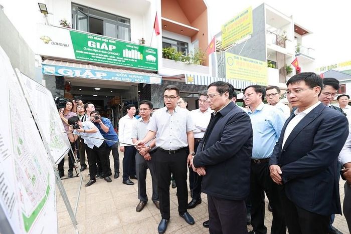  Thủ tướng Phạm Minh Chính xem quy hoạch khu tái định cư dự án Cảng hàng không quốc tế Long Thành. (Ảnh: Dương Giang/TTXVN) 