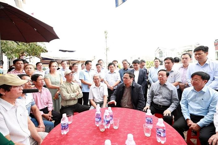  Thủ tướng Phạm Minh Chính thăm người dân ở khu tái định cư Dự án Cảng hàng không quốc tế Long Thành. (Ảnh: Dương Giang/TTXVN) 