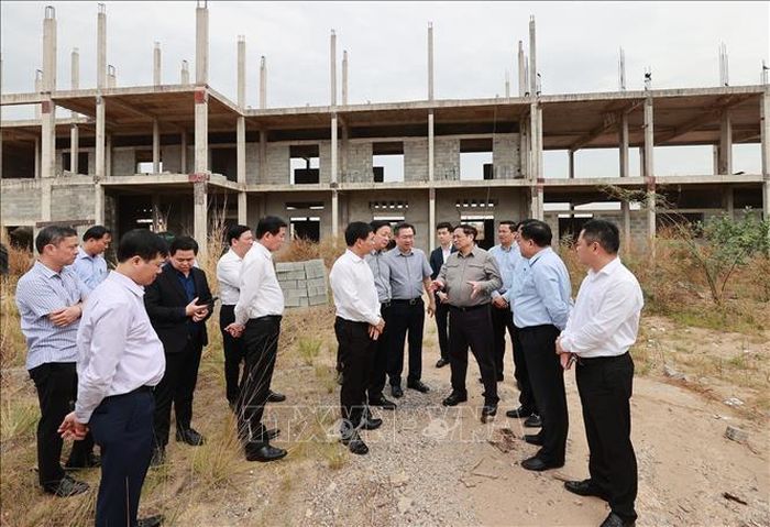 Thủ tướng Phạm Minh Chính kiểm tra các hạng mục, cơ sở vật chất khu tái định cư Dự án Cảng hàng không quốc tế Long Thành.
