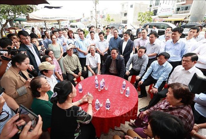 Thủ tướng Phạm Minh Chính thăm nhân dân khu tái định cư Dự án Cảng hàng không quốc tế Long Thành.