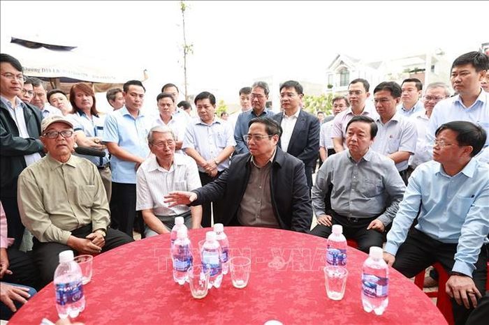 Thủ tướng Phạm Minh Chính thăm nhân dân khu tái định cư Dự án Cảng hàng không quốc tế Long Thành.