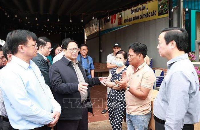 Thủ tướng Phạm Minh Chính trao đổi với người dân khu tái định cư dự án Cảng hàng không quốc tế Long Thành.