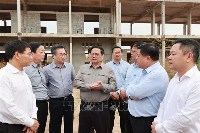 Thủ tướng Phạm Minh Chính kiểm tra các hạng mục, cơ sở vật chất khu tái định cư Dự án Cảng hàng không quốc tế Long Thành.