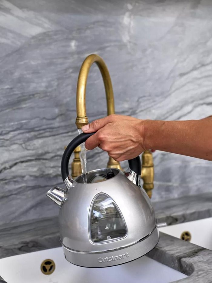 Để giữ cho ấm không bị đóng cặn, bạn nên rửa sạch và lau khô sau mỗi lần sử dụng.