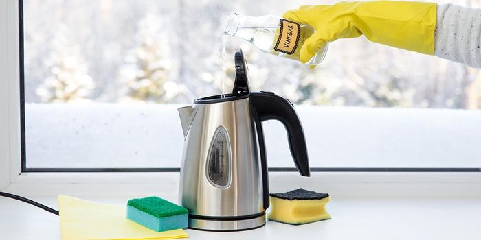 Cách làm sạch cặn bên trong ấm đun nước điện dễ nhất chính là sử dụng dung dịch chanh hoặc giấm trắng pha với nước.