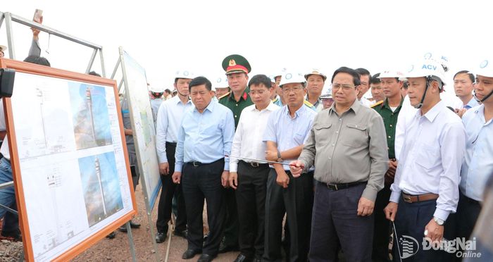 Thủ tướng Phạm Minh Chính nghe báo cáo tiến độ dự án thành phần 2, dự án đầu tư xây dựng sân bay Long Thành giai đoạn 1