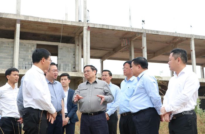 Thủ tướng Phạm Minh Chính và đoàn công tác kiểm tra tiến độ một công trình xây dựng trường học tại khu tái định cư Lộc An - Bình Sơn