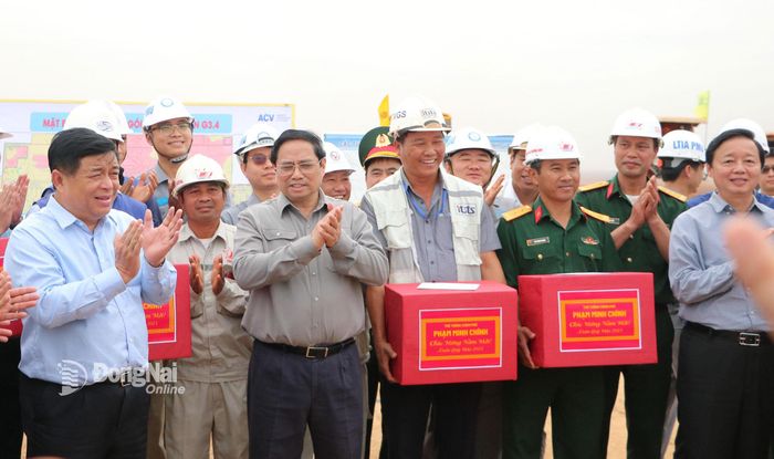 Thủ tướng Phạm Minh Chính tặng quà động viên các nhà thầu thi công dự án