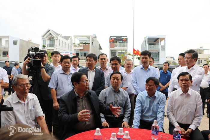 Thủ tướng Phạm Minh Chính và các đồng chí lãnh đạo tỉnh trao đổi với các hộ dân đang sinh sống tại khu tái định cư Lộc An - Bình Sơn