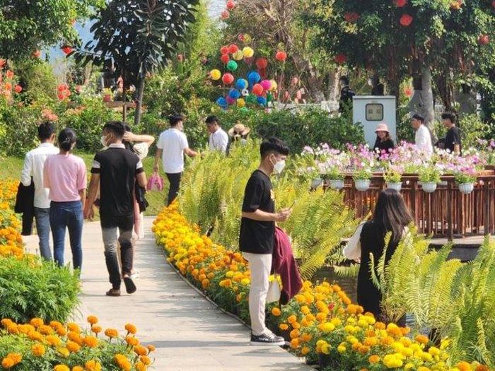 Giới trẻ đua nhau chụp ảnh ngày Xuân