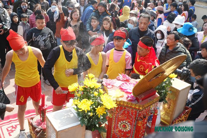 Trước khi diễn ra hội thổi cơm thi, mỗi đội cử ra 1 thành viên tham gia phần thi chạy lấy nước để nấu cơm.