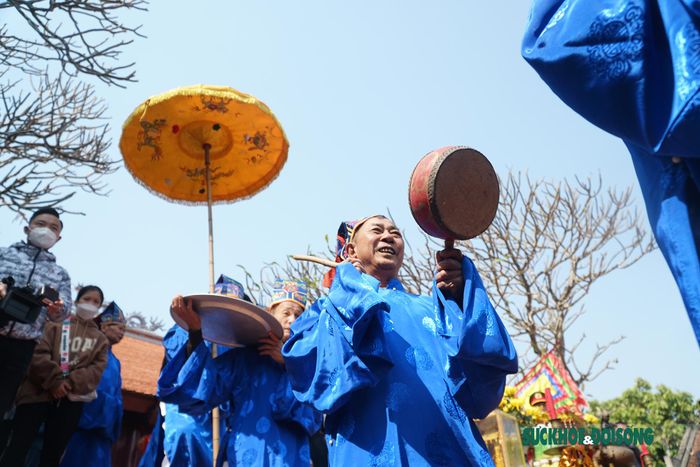 Để kéo dài thời gian cho cơm được chín đều, các đội sẽ tạo nên những đống tro giống nhau và vùi nồi cơm vào bất kì một đống tro.