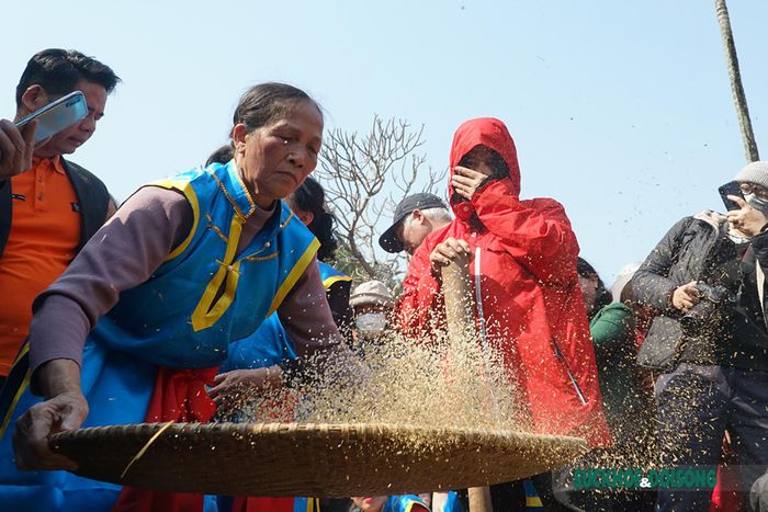 Sau khi giã xong, gạo sẽ được đổ ra, một người dần sàng cho sạch trấu cám và thổi cơm.