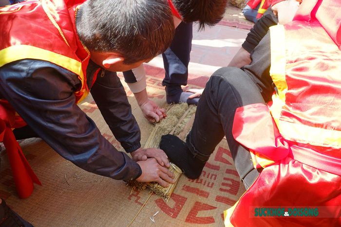 Để có lửa thổi cơm, các đội phải chuẩn bị bùi nhùi (được làm từ rơm) và các vật dễ cháy để tham gia phần thi kéo lửa. Đây là phần thi hết sức gay cấn bởi nó quyết định thắng thua trong hội thổi cơm thi của các đội