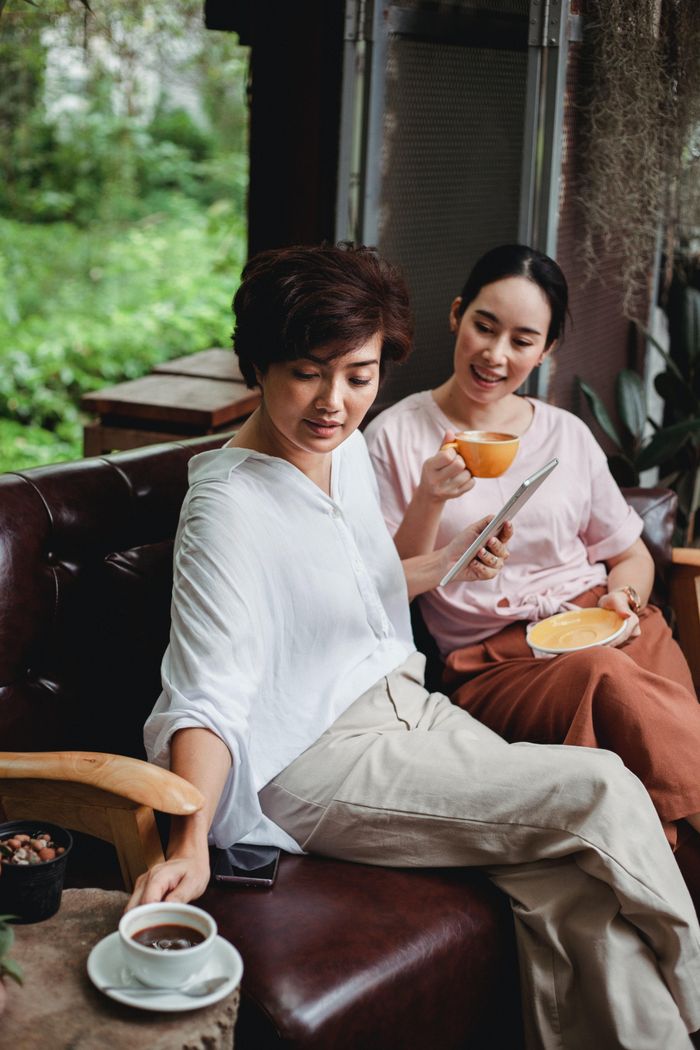  Bạn nên hẹn gặp trực tiếp người bạn của mình thay vì chỉ nhắn tin, gọi điện. Ảnh minh họa: Sam Lion/Pexels. 
