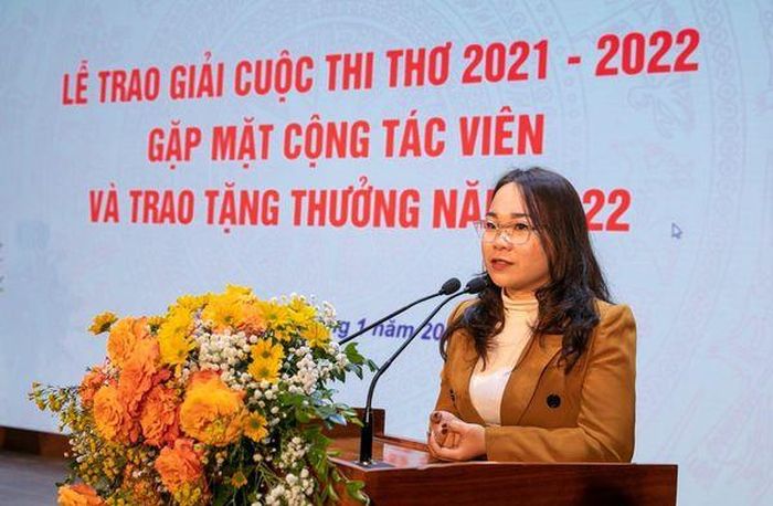 Nhà thơ Phùng Thị Hương Ly - giải Nhì cuộc thi thơ tạp chí “Văn nghệ quân đội” năm 2021 - 2022